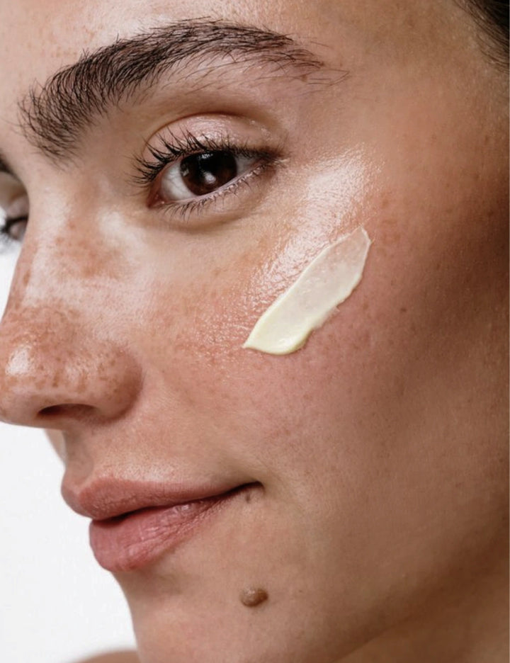 Mujer usando AFFYNA CREAM