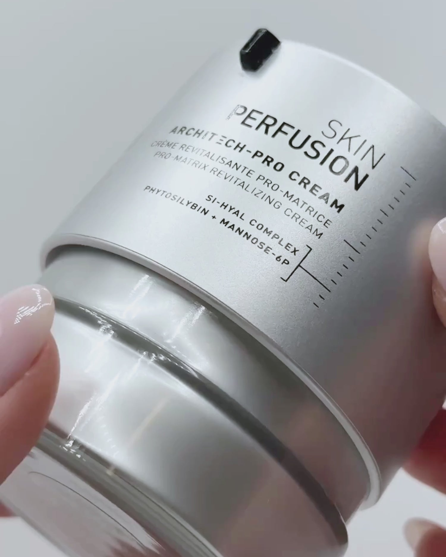 Vídeo de detalle del envase de Filorga Skin Perfusion Architech-Pro Cream, mostrando sus ingredientes clave Si-Hyal Complex y Phytosilybin en un packaging profesional plateado