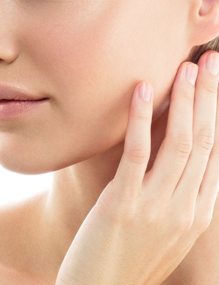 Chica utilizando el Sebiaclear Mat + Pores 40ml de SVR