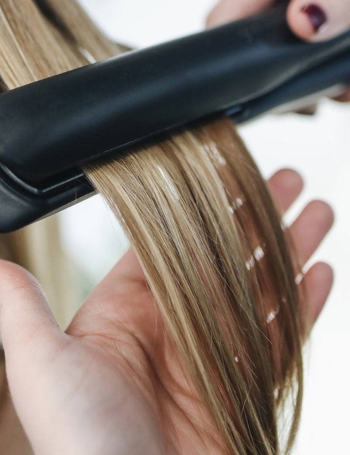 Aplicación de Sérum D’Exception en el cabello antes del calor para protección y suavidad
