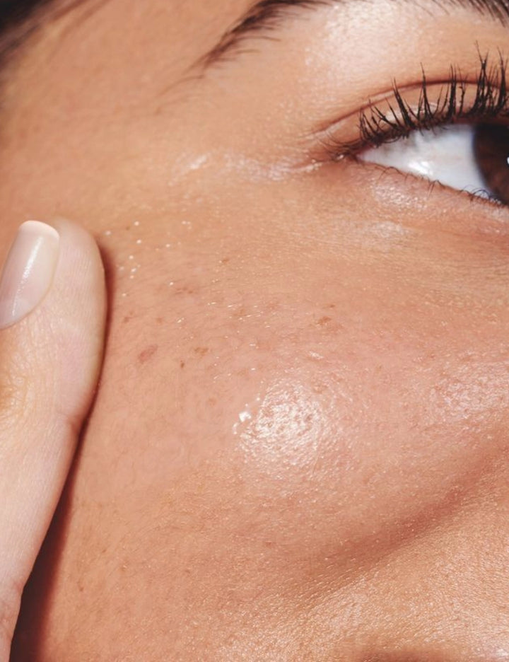 Piel con protector solar en polvo Colorescience Sunforgettable Total Protection Brush-On Shield SPF30 aplicado