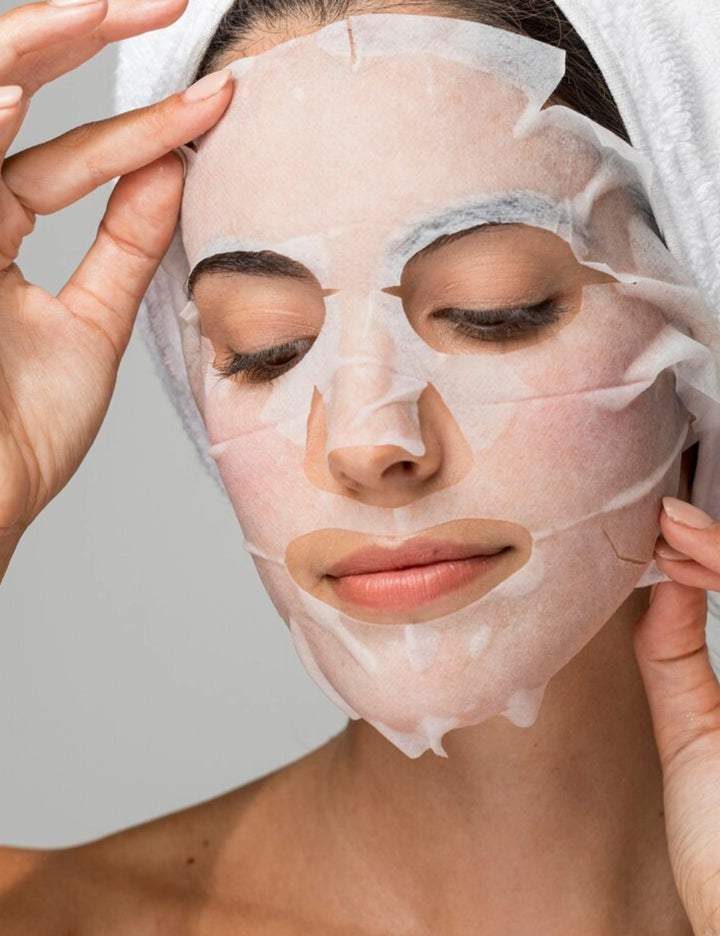 Chica aplicándose la B3 Masque Hydra Intensif de SVR
