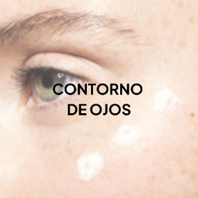 Mujer Usando Crema para el Contorno de Ojos