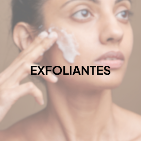 Mujer Usando un Exfoliante Facial