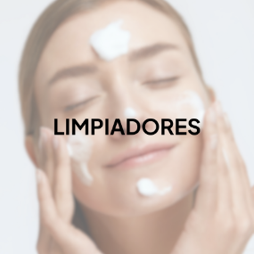 Mujer Usando un Limpiador Facial