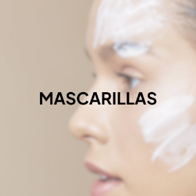 Mujer Usando una Mascarilla Facial para su Skincare