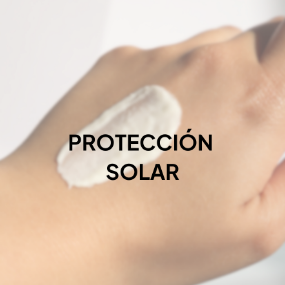 Mujer Usando Protector Solar Facial